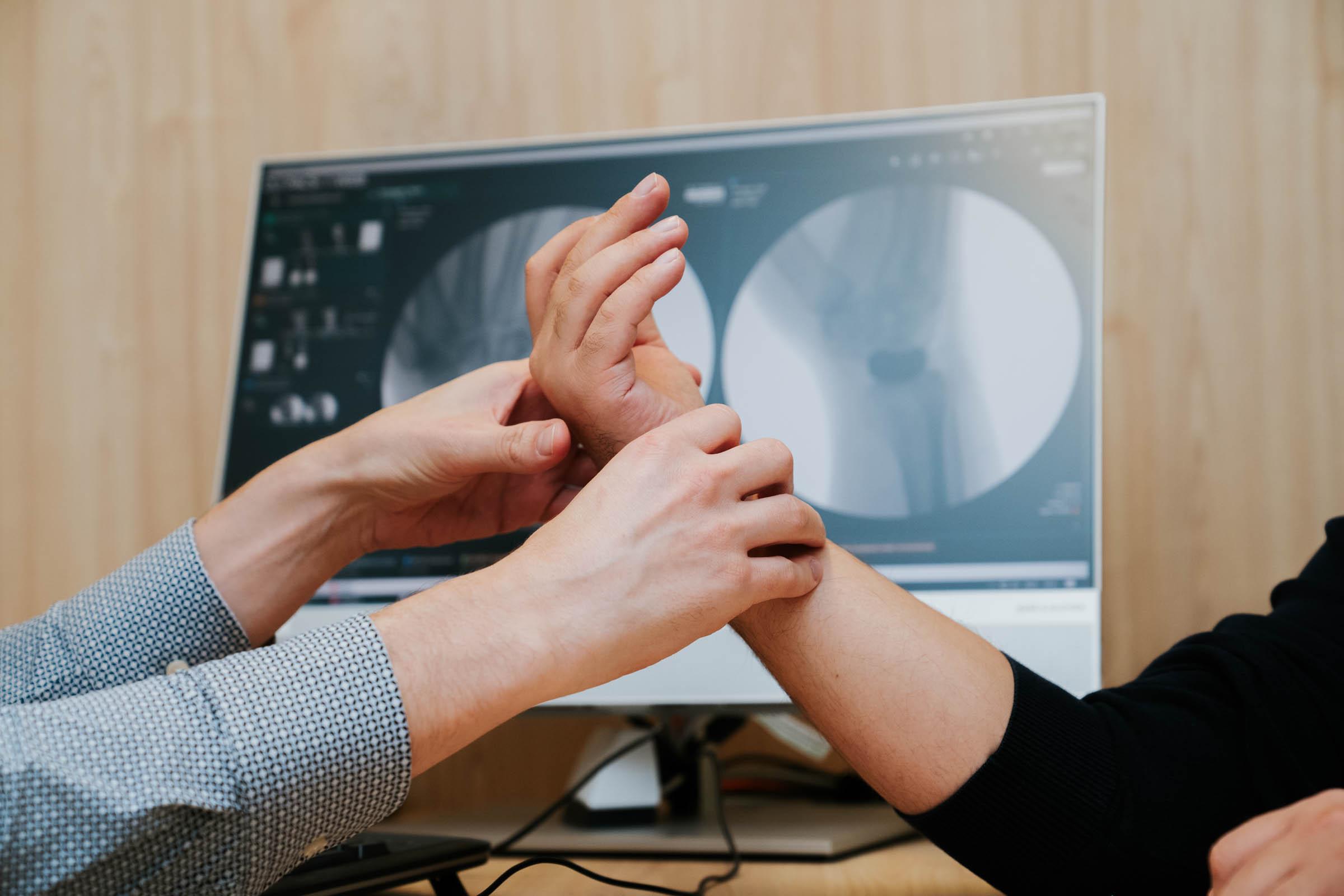 Orthopedisch chirurg van Orthoca aan het werk in de focused clinic