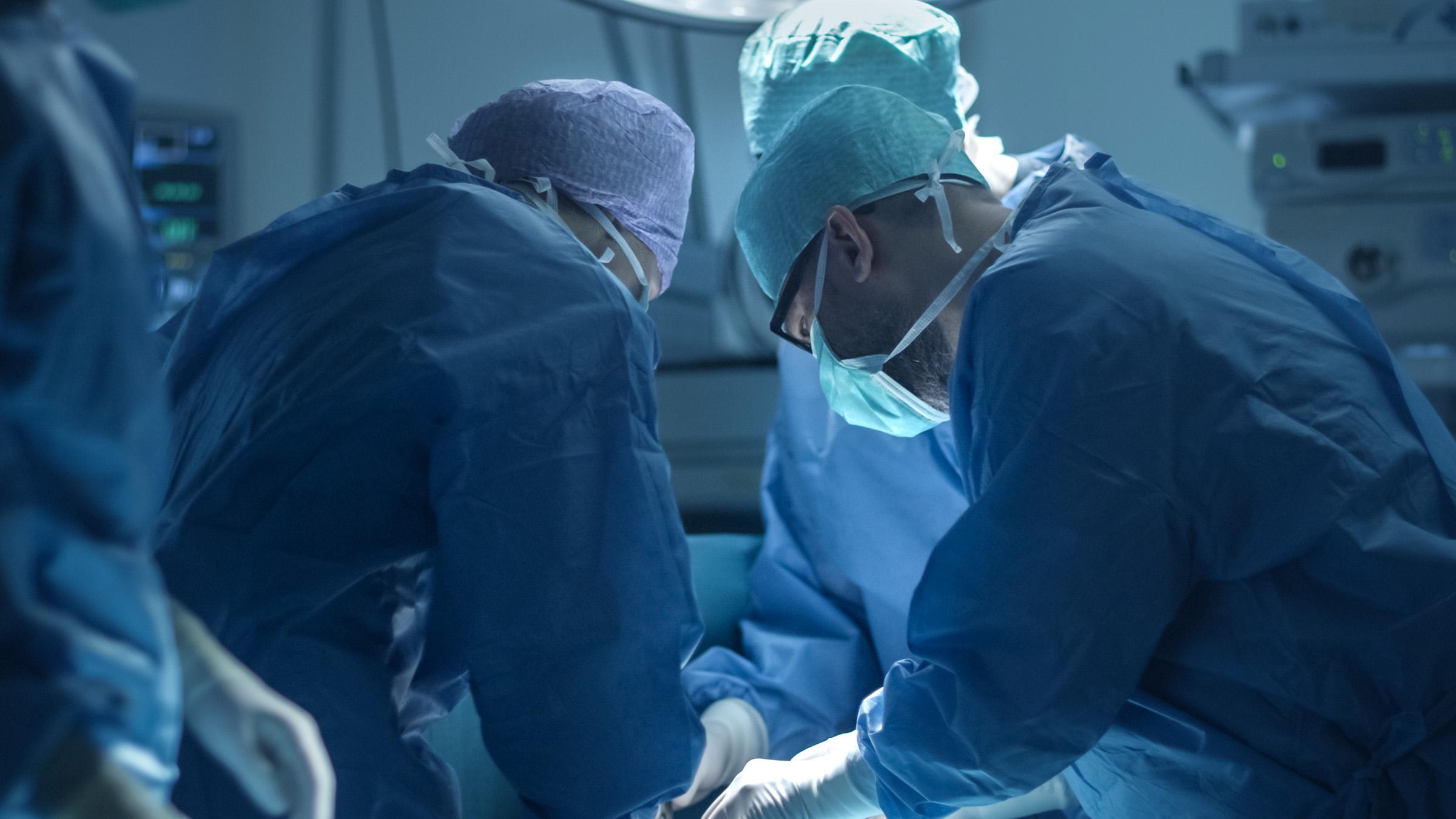Het team van Orthoca, chirurgen en sportartsen, tijdens een orthopedische ingreep